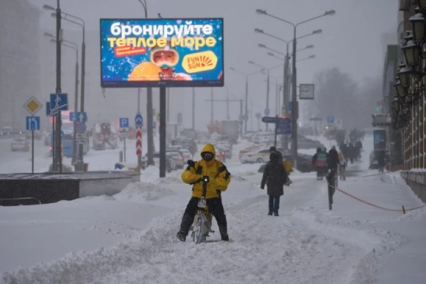 SNEG SE SRUČIO S KROVA I UBIO DVE OSOBE! Proglašeno vanredno stanje u gradu