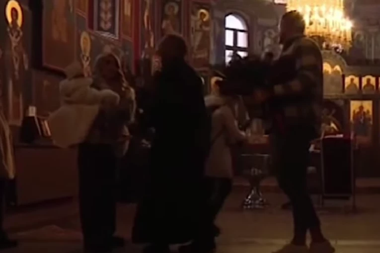 SKANDALČINA VEKA! PRVI SUSRET MILICE I TERZE NA KRŠTENJU ĆERKE: Veličkovićka POBEGLA sa ćerkom, pogledajte najemotivniji trenutak! (VIDEO)