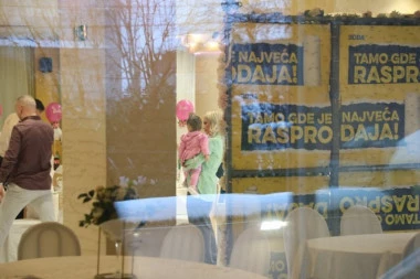 ZAVIRITE NA KRŠTENJE MALE BARBARE! Nakon SKANDALA u crkvi s Terzom, Milica ćerku odvela OVDE (VIDEO)