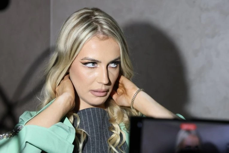 U KAKVOM STANJU JE MALA BARBARA?! Pojavio se snimak Miličine ćerke nakon KRŠTENJA, ovome se niko nije nadao!