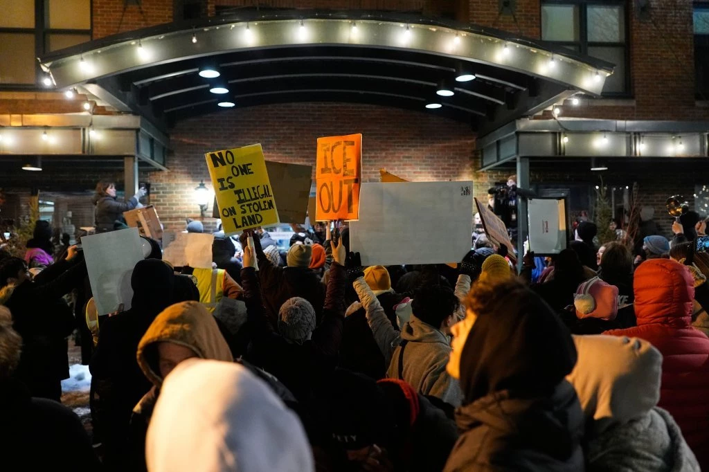 TUČE NA PROTESTU POSLE UBISTVA MAJKE TROJE DECE! Agenti na udaru, više od 30 privedenih (VIDEO)