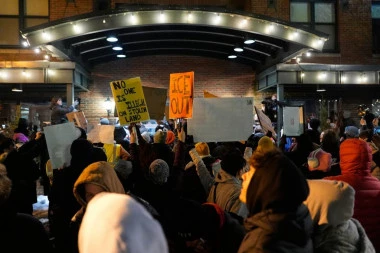 TUČE NA PROTESTU POSLE UBISTVA MAJKE TROJE DECE! Agenti na udaru, više od 30 privedenih (VIDEO)