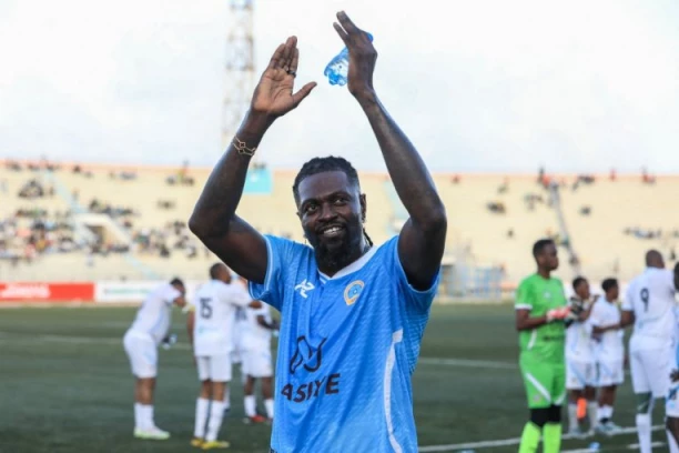 “VIDEO SAM SMRT PRED OČIMA! NOSIO SAM IH NA RUKAMA!” Horor ispovest Emanuela Adebajora: Preživeo sam pakao i bio svedok JEZIVE TRAGEDIJE, a rekli su mi da sam META napada!