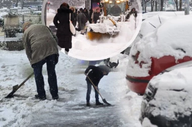 Lopata za sneg za auto - cene i preporuke: Bez ovoga ne krećite na put!
