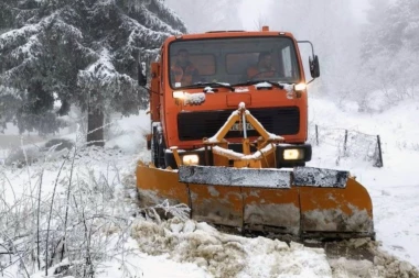 SNEG ZATRPAO JUG SRBIJE! Putari danonoćno probijaju smetove, mraz i vetar ne popuštaju (FOTO)
