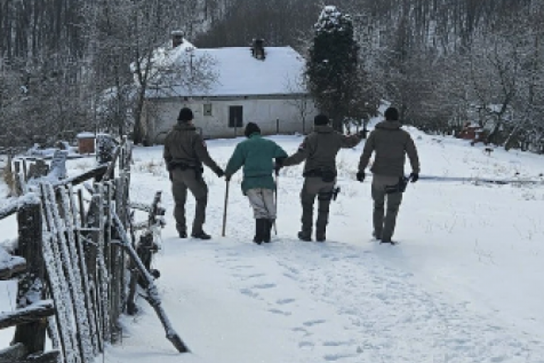 Čovek je lošeg zdravstvenog stanja i otežanog kretanja