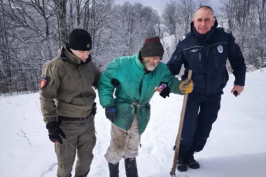 DANIMA BIO BEZ HRANE, TERAPIJE I OGREVA! Policajci spasli deku (82) iz zavejanog sela kod Majdanpeka! (FOTO)