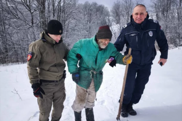 DANIMA BIO BEZ HRANE, TERAPIJE I OGREVA! Policajci spasli deku (82) iz zavejanog sela kod Majdanpeka! (FOTO)