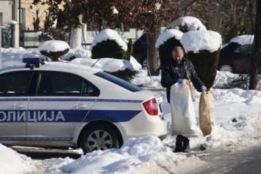 U OVOJ KUĆI SE DOGODILO UBISTVO! Desetine policajaca na mestu gde je pronađeno UNAKAŽENO telo muškarca! SURČIN POD OPSADOM (VIDEO)