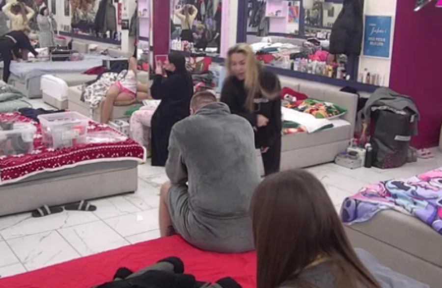 ANELI NASRNULA NA JANJUŠA: Dohvatila PAPUČU, pa krenula na njega, ONO što mu je rekla je ŠOKIRALO NACIJU!