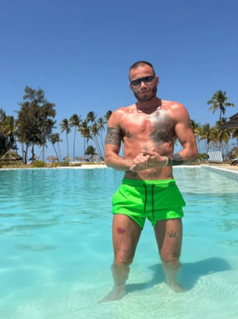 ISTETOVIRAO MAJIN DEO TELA NA SVOM, a ona još uvek ne zna da je UMRO! Šok-vesti o pokojom estradnom frizeru!