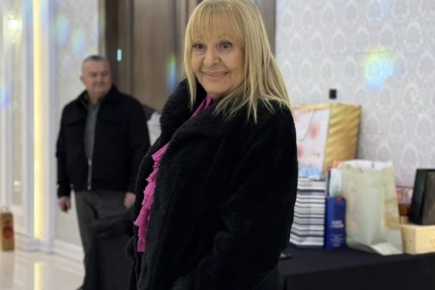 JEDAN POZIV UPUĆEN SUZANI JOVANOVIĆ PROMENIO JE SVE! Estradna majka Darka Lazića PREKINULA VIŠEDECENIJSKU TIŠINU O SAŠI POPOVIĆU,  pomenula i Karleušu! (VIDEO)
