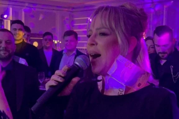 BAKA LUKE RADIVOJEVIĆA ODREŠILA KESU, LETE EVRIĆI PO RESTORANU! Pevačicu okitili parama na punoletstvu, DEVIZE JOJ ISPADAJU IZ HALJINE! (VIDEO, GALERIJA)