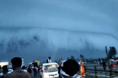 OGROMAN TALAS PREKLOPIO KUPAČE, IMA MRTVIH! Užas na obali, samo su se čule cika i vriska! (VIDEO)