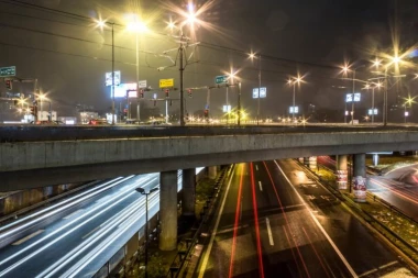 OŠTEĆENI STUBOVI NADVOŽNJAKA NA AUTOKOMANDI! Čeka se stručna procena bezbednosti!