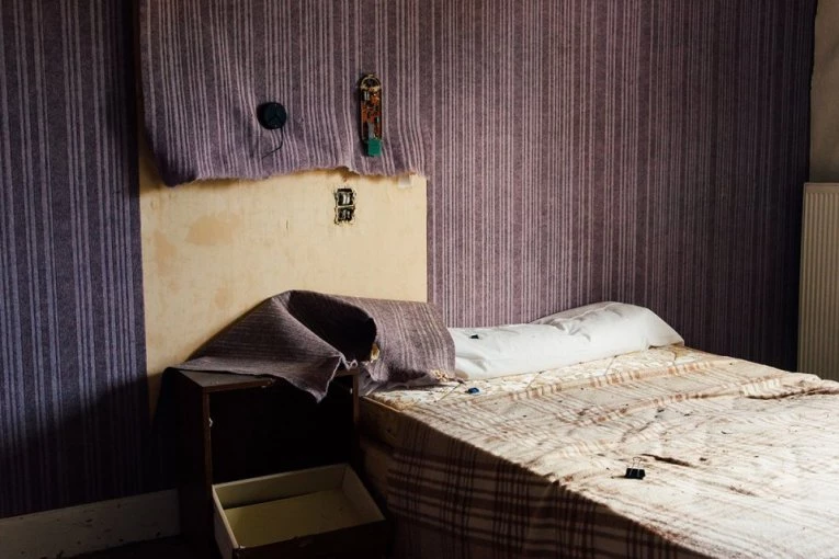 HOROR SRPSKOG KOMŠIJE NA "PUTOVANJU IZ PAKLA": Poznati pevač u sobi zatekao TUĐE DLAKE i pocepanu posteljinu, a kupatilo je tek JEZIVO! Pogledajte snimak od kojeg će vam pozliti! (VIDEO)