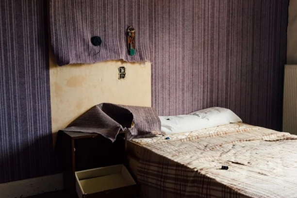 HOROR SRPSKOG KOMŠIJE NA "PUTOVANJU IZ PAKLA": Poznati pevač u sobi zatekao TUĐE DLAKE i pocepanu posteljinu, a kupatilo je tek JEZIVO! Pogledajte snimak od kojeg će vam pozliti! (VIDEO)