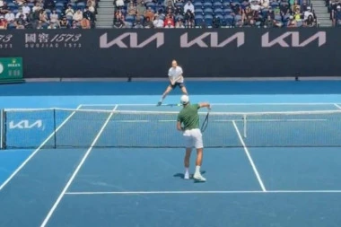 ŠPIJUNAŽA ILI NEŠTO DRUGO? Đoković trenirao s Medvedevim, a onda se pojavio ON! (VIDEO)