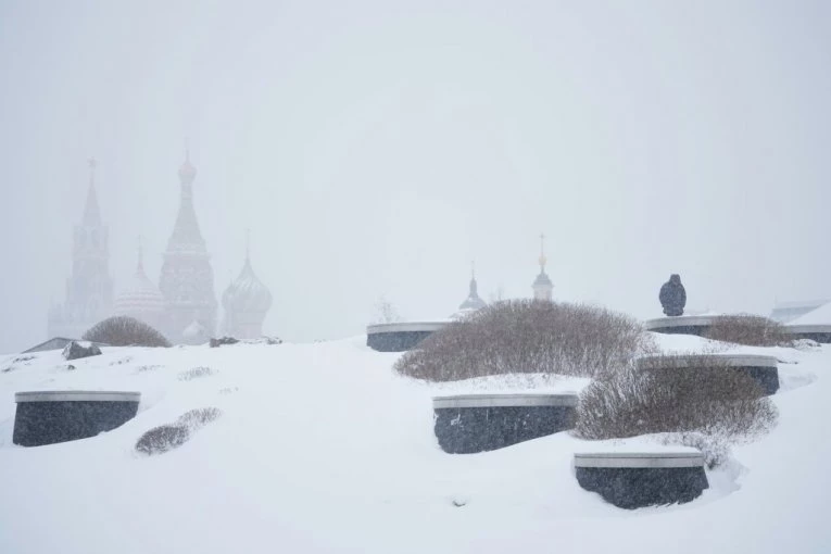 ZIMA PARALISALA PRESTONICU! Rekordne padavine okovale Moskvu, KOLAPS na putevima, lančani sudari i otkazani letovi! (VIDEO)