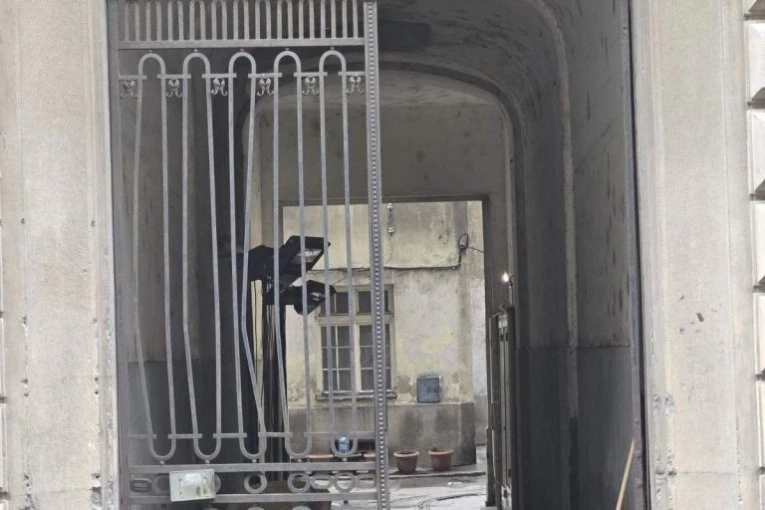 MISTERIJA SMRTI MUŠKARCA U BEOGRADU! Pronađen u dvorištu poznatog kafića, sumnja se na OVO!