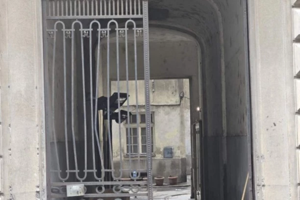 MISTERIJA SMRTI MUŠKARCA U BEOGRADU! Pronađen u dvorištu poznatog kafića, sumnja se na OVO!