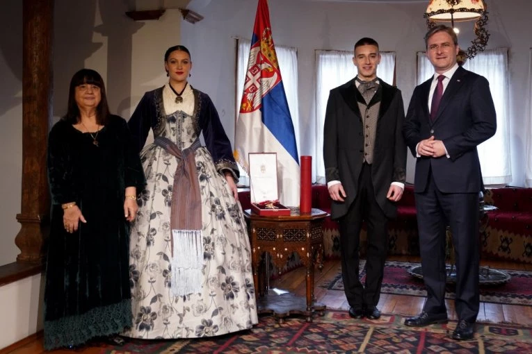 VUČIĆ ODLIKOVAO KNJIŽEVNICU! Ljiljani Habjanović Đurović svečano uručen orden Karađorđeve zvezde prvog stepena