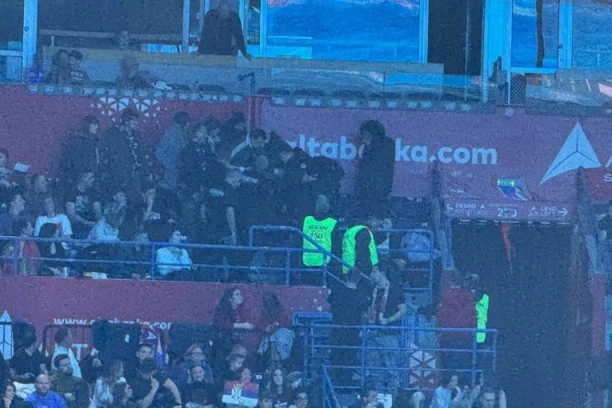 TUČA U ARENI ZBOG ZASTAVE: Devojka došla da provocira, obezbeđenjeje iznelo iz hale (FOTO, VIDEO)