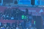 TUČA U ARENI ZBOG ZASTAVE: Devojka došla da provocira, obezbeđenjeje iznelo iz hale (FOTO, VIDEO)
