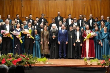 BLAGOSLOV I MOLITVA U KOLARCU: Patrijarh Porfirije i Karađorđevići na Novogodišnjem koncertu Prvog beogradskog pevačkog društva