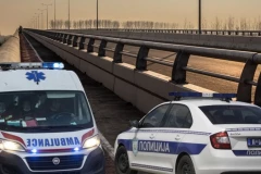 SMRSKAN AUTOMOBIL ZAROBLJEN ISPOD ŠLEPERA! Prve slike jezivog sudara na Pupinovom mostu: "Pozlilo mi je od prizora!" (FOTO, VIDEO)