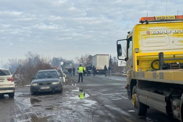 AUTO PODLETEO POD KAMION U VREOCIMA! Četvrta saobraćajna nesreća danas, strahuje se da ima MRTVIH! CRNO JUTRO NA PUTEVIMA!