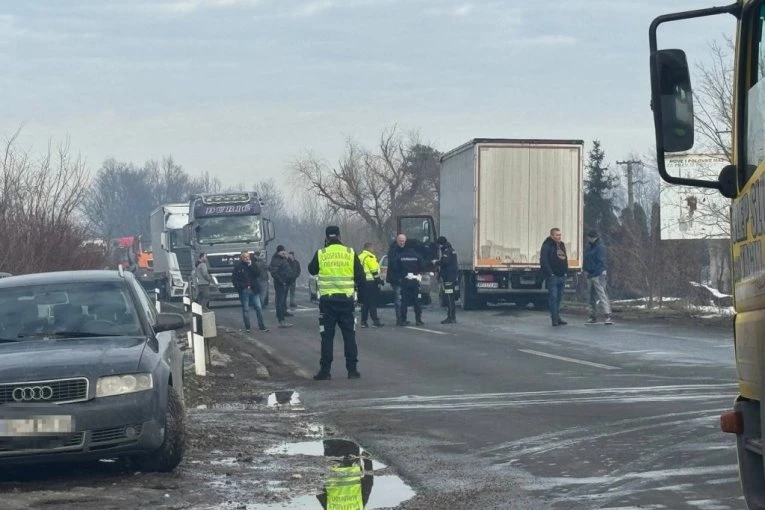 AUTOMOBIL ZGUŽVAN DO NEPREPOZNATLJIVOSTI: Sablasne scene na Ibarskoj magistrali, kod Lazarevca poginulo dvoje ljudi, majka i dete u kritičnom stanju