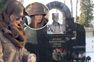 CECA STIGLA NA ARKANOV POMEN, NEĆETE VEROVATI U KAKVOM JE STANJU UDOVICA! Potresna scena na groblju - Bogdana se ne odvaja od nje, tu je i unuk Željko! (VIDEO)