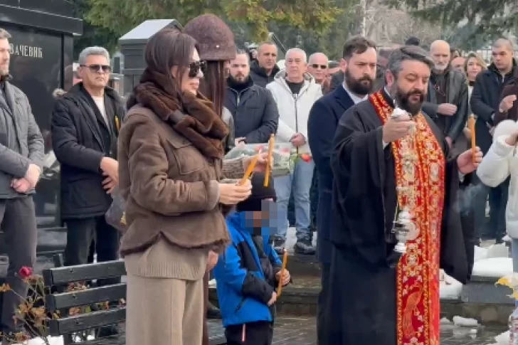 NAJEMOTIVNIJA SCENA NA ARKANOVOM POMENU! Pogledajte šta je mali Željko Ražnatović uradio za pokojnog dedu! (VIDEO)