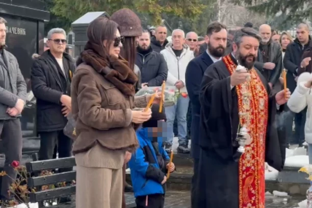 NAJEMOTIVNIJA SCENA NA ARKANOVOM POMENU! Pogledajte šta je mali Željko Ražnatović uradio za pokojnog dedu! (VIDEO)