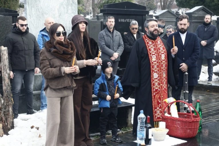 NAJEMOTIVNIJA SCENA NA ARKANOVOM POMENU! Pogledajte šta je mali Željko Ražnatović uradio za pokojnog dedu! (VIDEO)