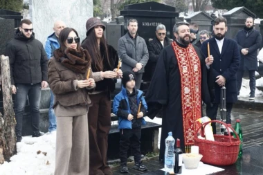 NAJEMOTIVNIJA SCENA NA ARKANOVOM POMENU! Pogledajte šta je mali Željko Ražnatović uradio za pokojnog dedu! (VIDEO)