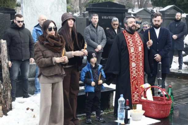 NAJEMOTIVNIJA SCENA NA ARKANOVOM POMENU! Pogledajte šta je mali Željko Ražnatović uradio za pokojnog dedu! (VIDEO)