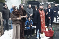 NAJEMOTIVNIJA SCENA NA ARKANOVOM POMENU! Pogledajte šta je mali Željko Ražnatović uradio za pokojnog dedu! (VIDEO)