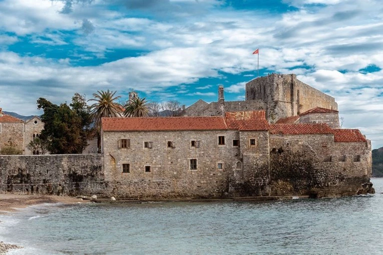 OTKRIVENA TAJNA JEDNOG OD NAJVAŽNIJIH HRIŠĆANSKIH ZDANJA NA PRIMORJU: Slobodan Mitrović objavio kako je uništena kripta koja čuva tradicije hrišćanstva u Budvi