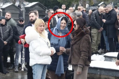 OVO JE MAJKA CECE RAŽNATOVIĆ: Nakon dužeg vremena u javnosti - ispoštovala pokojnog zeta, lice skrivala maramom!
