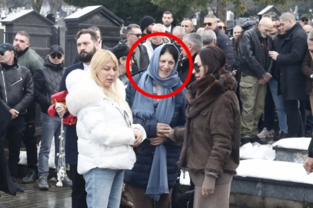 OVO JE MAJKA CECE RAŽNATOVIĆ: Nakon dužeg vremena u javnosti - ispoštovala pokojnog zeta, lice skrivala maramom!