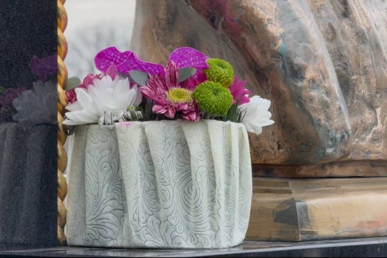 Ostavljena saksija na večnoj kući Željka Ražnatovića Arkana