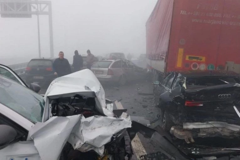 VOZILA SMRSKANA, AUTOMOBIL ZAGLAVLJEN ISPOD KAMIONA! Težak lančani sudar kod tunela Munjino brdo! (VIDEO)