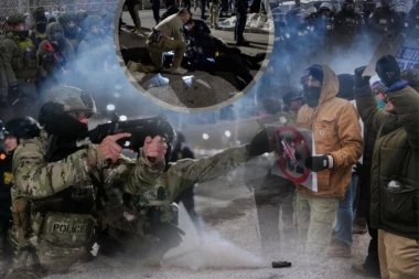 UDARNE GRANATE ISPALJENE NA LJUDE: Haos u gradu, policija napala demonstrante suzavcem i šok-bombama (FOTO, VIDEO)