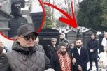 MISTERIJA MASKIRANOG ČOVEKA NA ARKANOVOM GROBU! Potpuno prikriven vrebao ostale koji su bili nad spomenikom, sve vreme gledao samo u NJEGA! (FOTO)