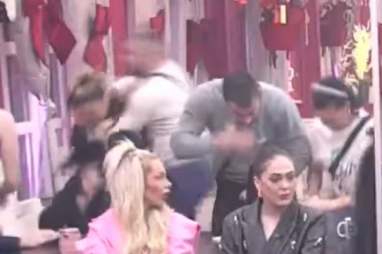 OBJAVLJEN NOVI SNIMAK TUČE ANELI I ASMINA: Pogledajte trenutak kada mu je PROSUILA VRELU KAFU po licu, čeka se zvanična odluka! (VIDEO)