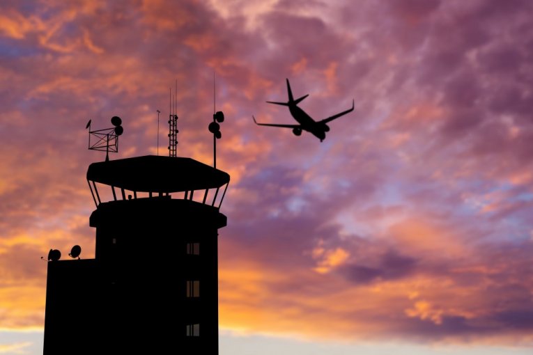 PUTNIČKI AVION SE SUDARIO SA DRONOM! Drama na nebu: Hitno pokrenuta istraga!