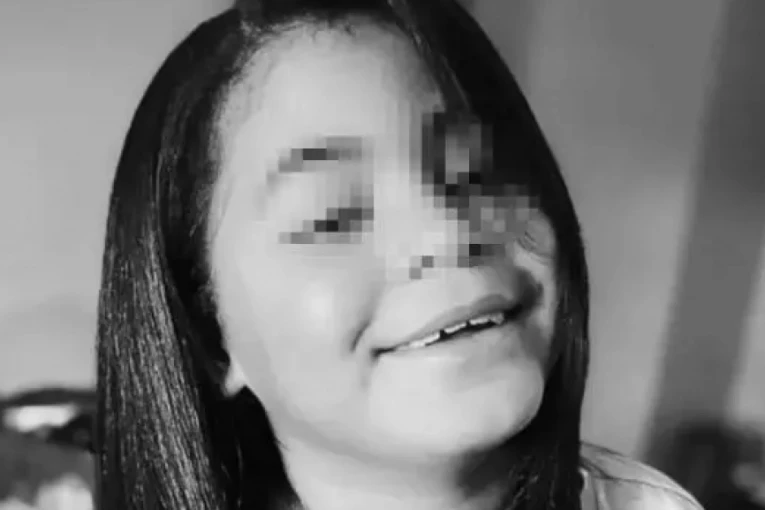 DEVOJČICA (11) IZGLADNJIVANA DO SMRTI! U stomaku joj pronađena samo jedna borovnica, uhapšeni majka i njen partner!