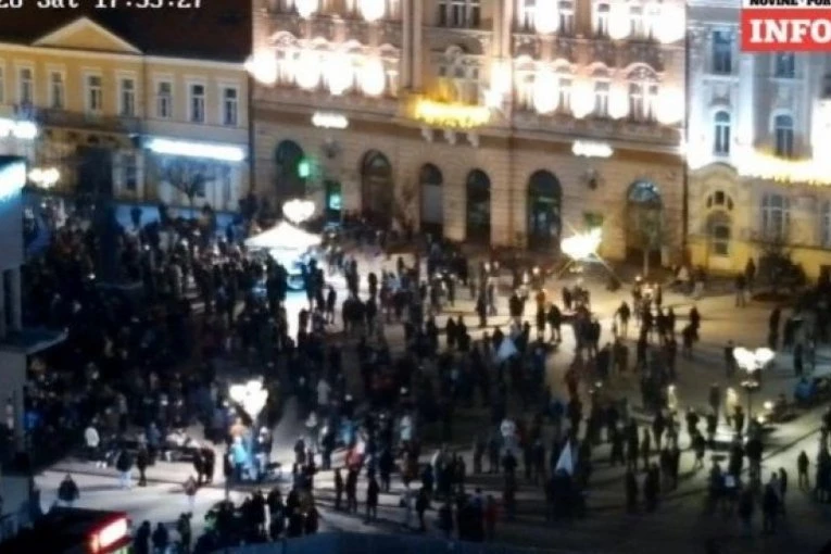PROPAO PROTEST U NOVOM SADU! Blokaderi najavljivali "masovan" skup, a evo koliko njih se okupilo (VIDEO)
